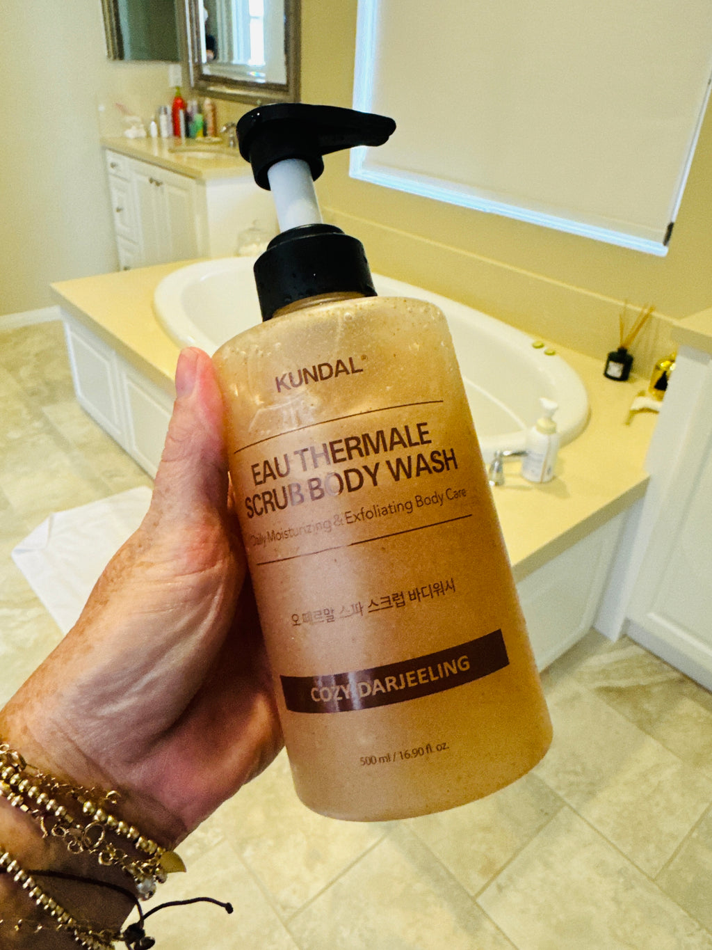 Eau Thermale Scrub Body Wash