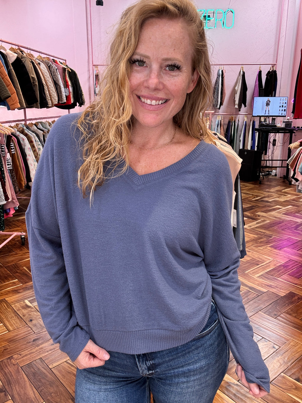 V-Neck lightweight Sweater by HyFve