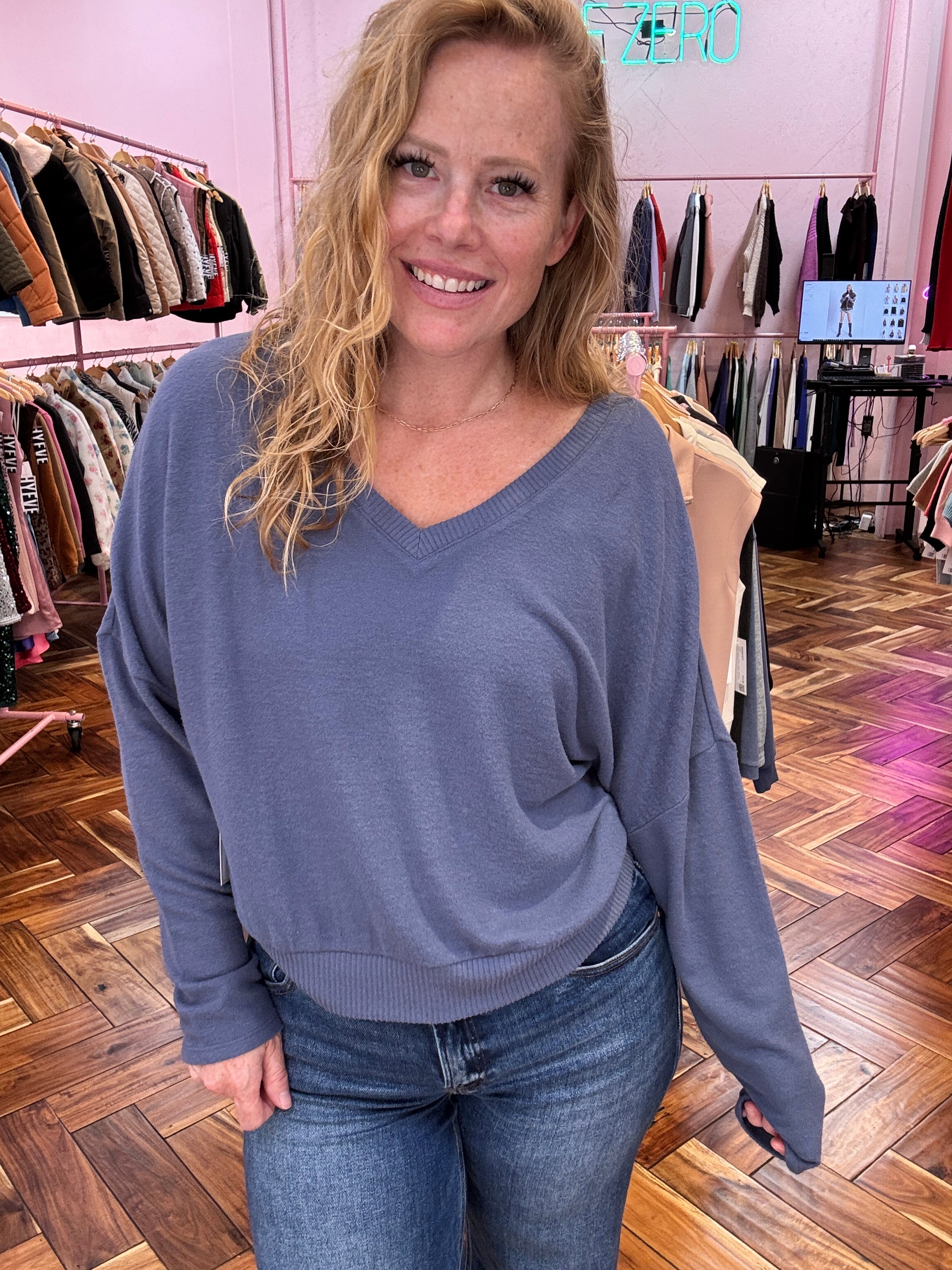 V-Neck lightweight Sweater by HyFve