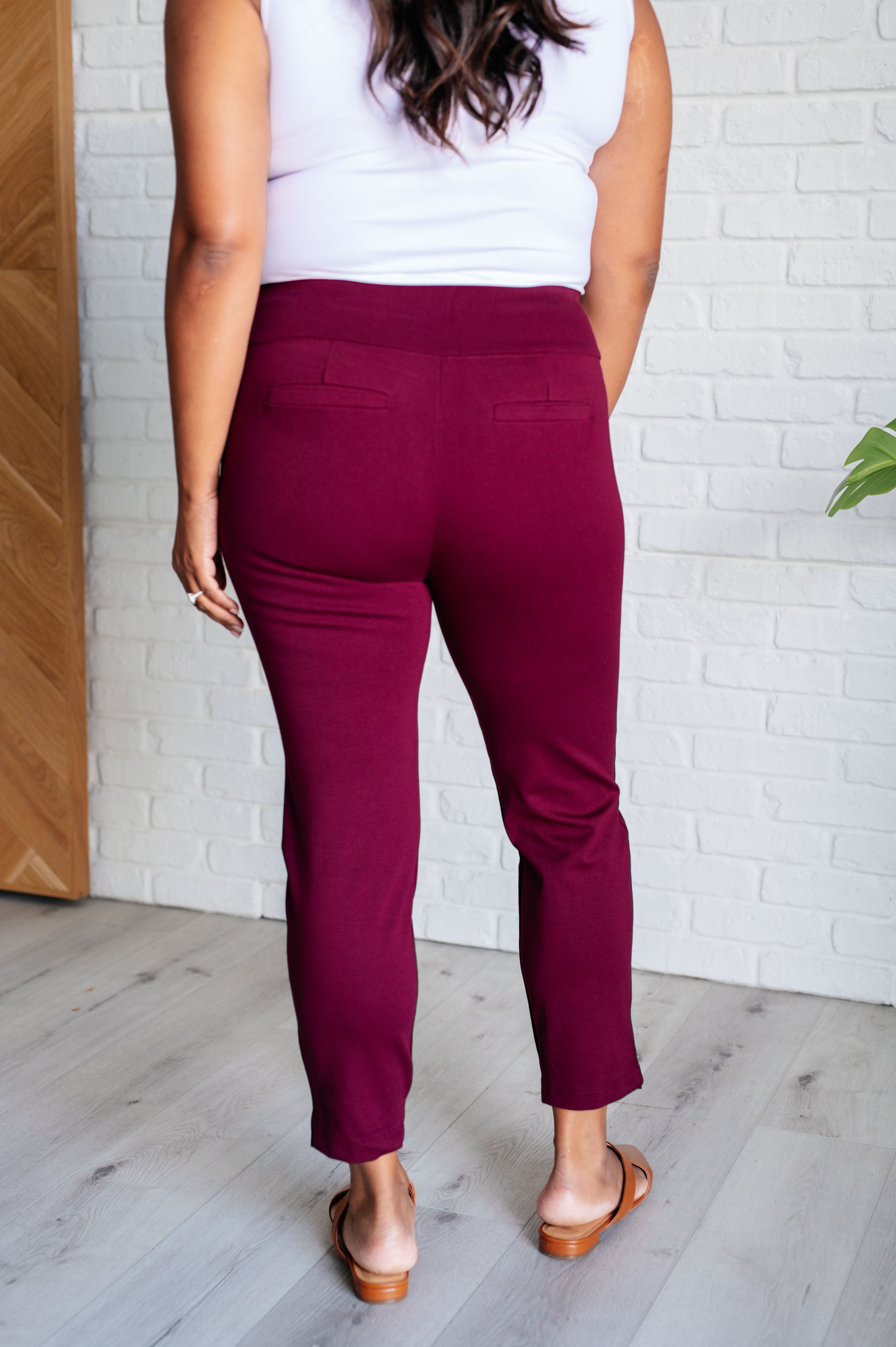 Magic Ankle Crop Skinny Pants in Wine