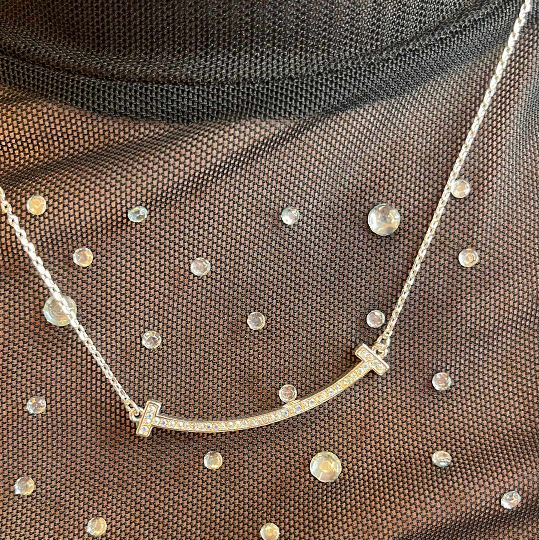 Smile Necklace Bar